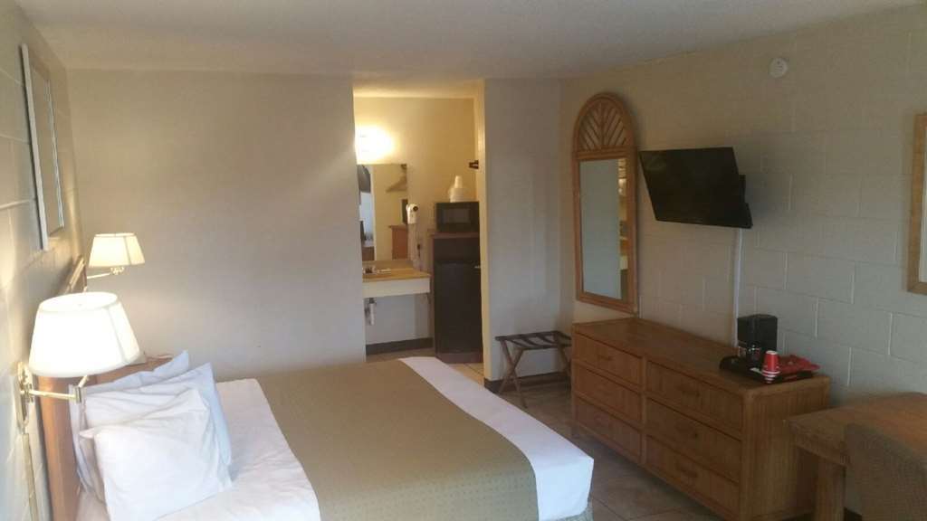 American Quality Lodge Panama City Room photo